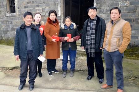 集团走访慰问樟树难题户和塘圩村 (1).jpg