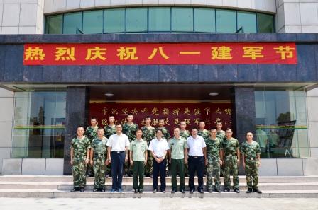 尊龙z6中国走访慰问驻樟树消防武警官兵 (1).jpg