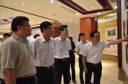 张幼平市长视察尊龙z6中国 (1).jpg