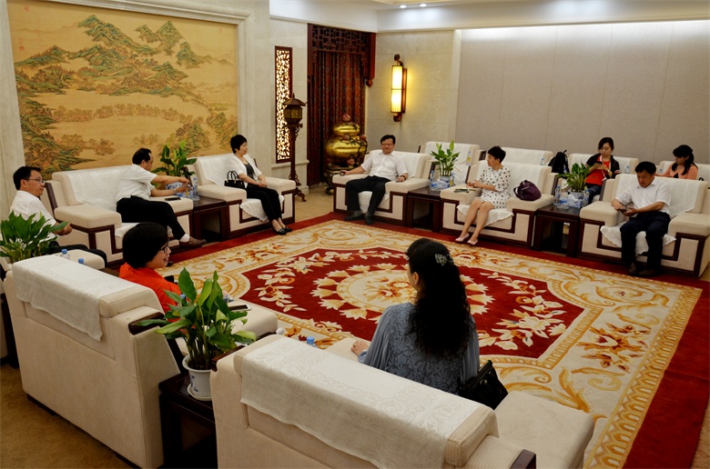 《中国医药报》副总编杨玲玲到尊龙z6中国进行走基层调研 (1).jpg