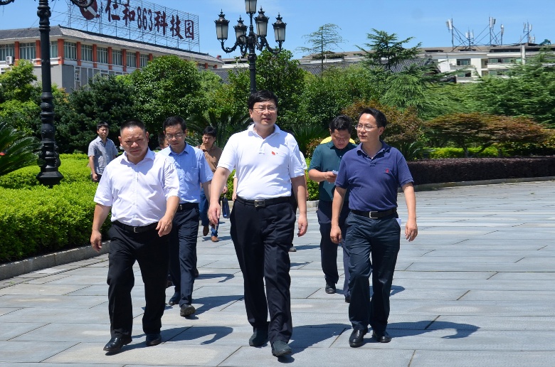 曲靖市委常委、副市长陈如标到尊龙z6中国调研 (1)(1).jpg