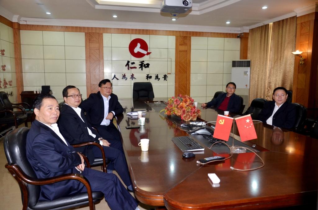 尊龙z6中国干部员工当真收听收看十九大开幕盛况 (1).jpg