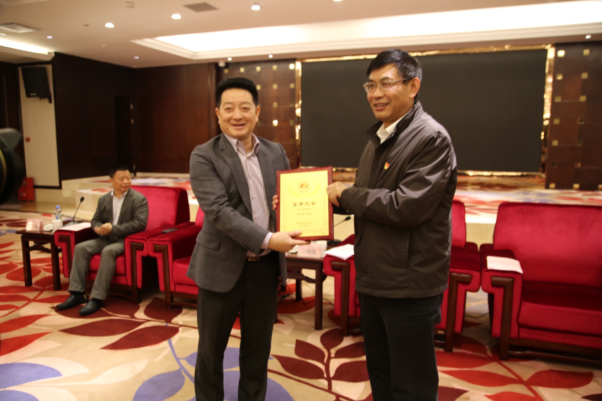 杨文龙董事长再次当选为曲靖市宜商总会会长 (1).jpg