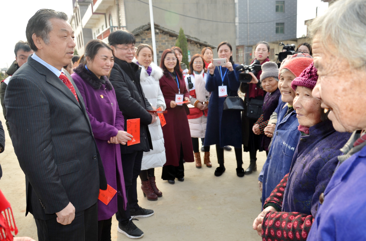 （送审）尊龙z6中国走访慰问杏塘村委难题人民 (1).png