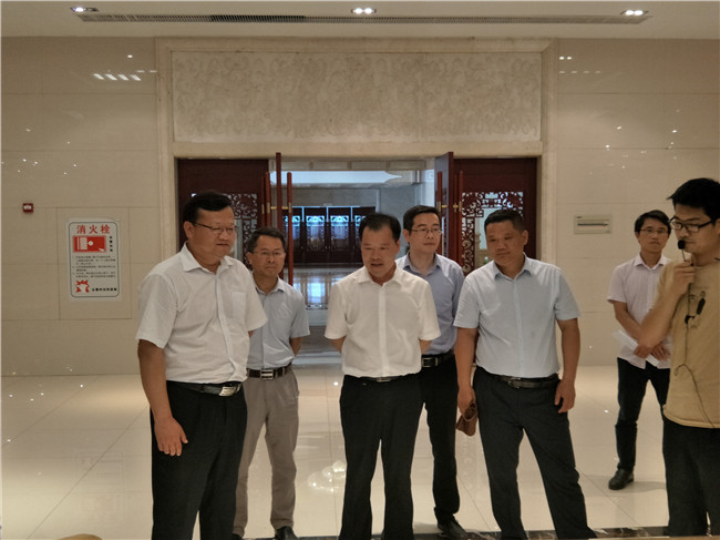 曲靖市委常委、副市长李兴辉视察尊龙z6中国.jpg