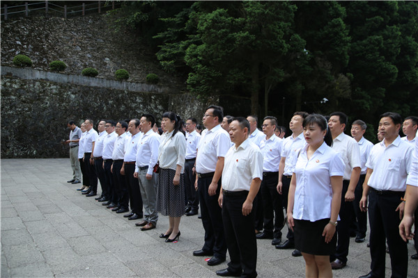 怀想革命先烈 接受红色教育2.jpg